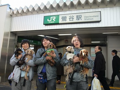 駅前にて